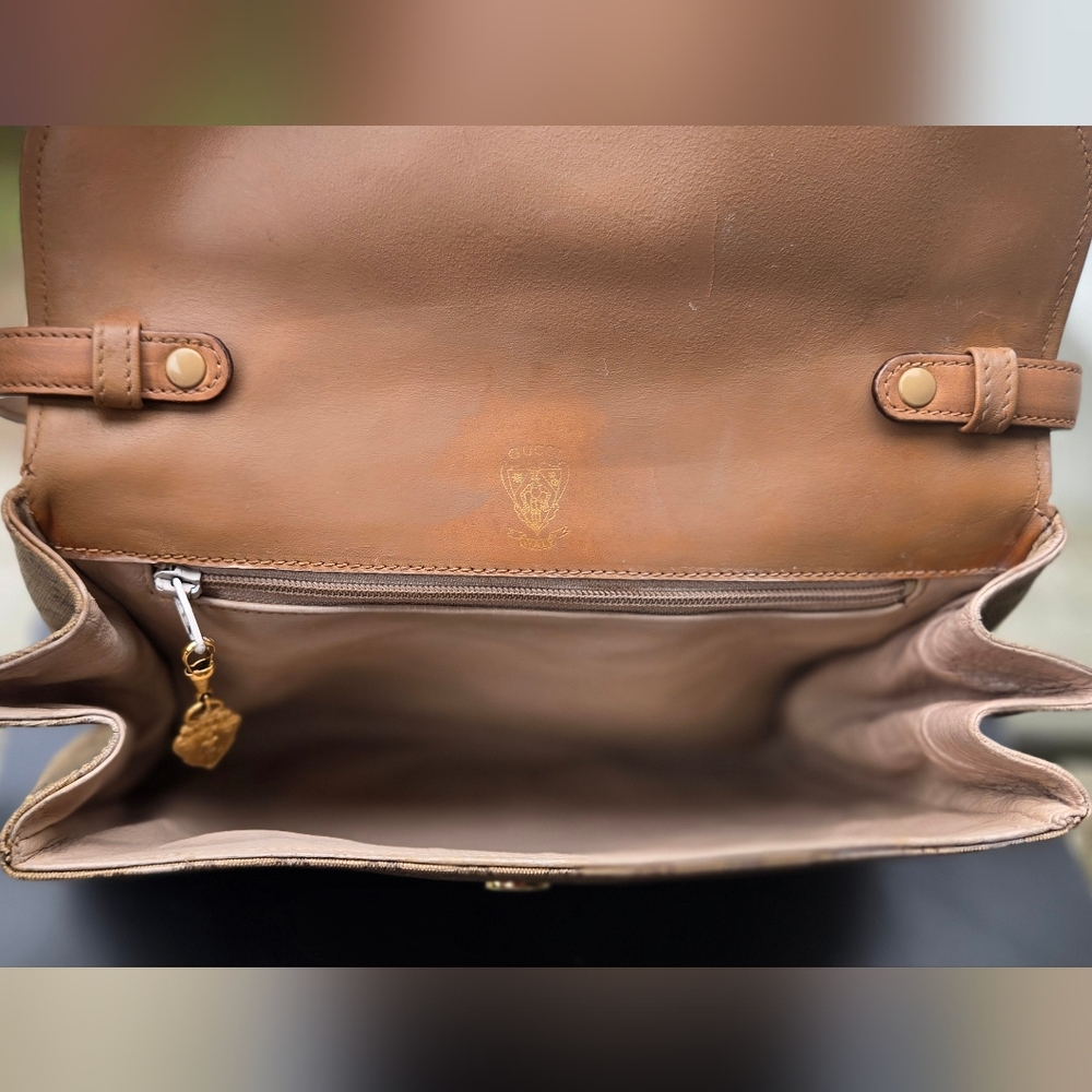 EUC Vintage Gucci Crossbody - Picture 8 of 16
